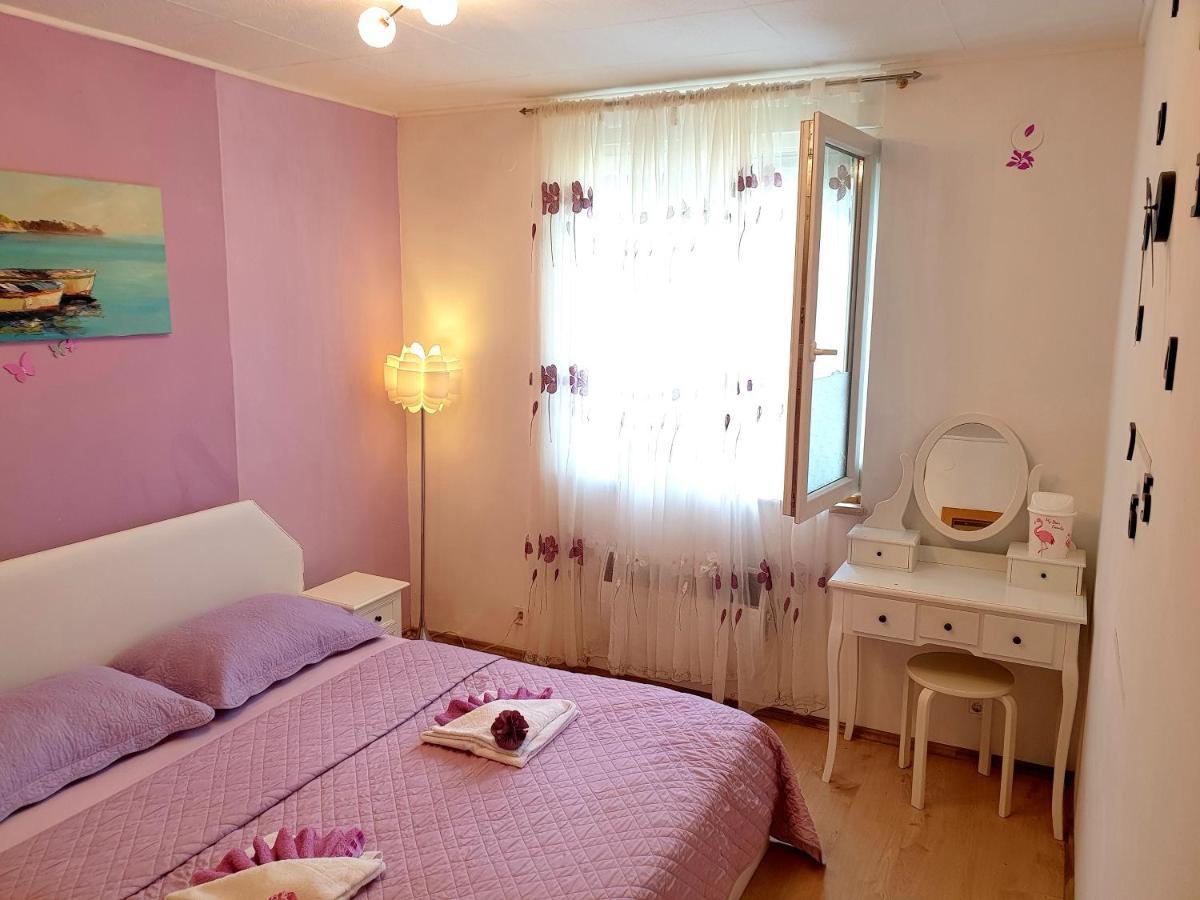 Lav Lägenhet Rovinj Exteriör bild