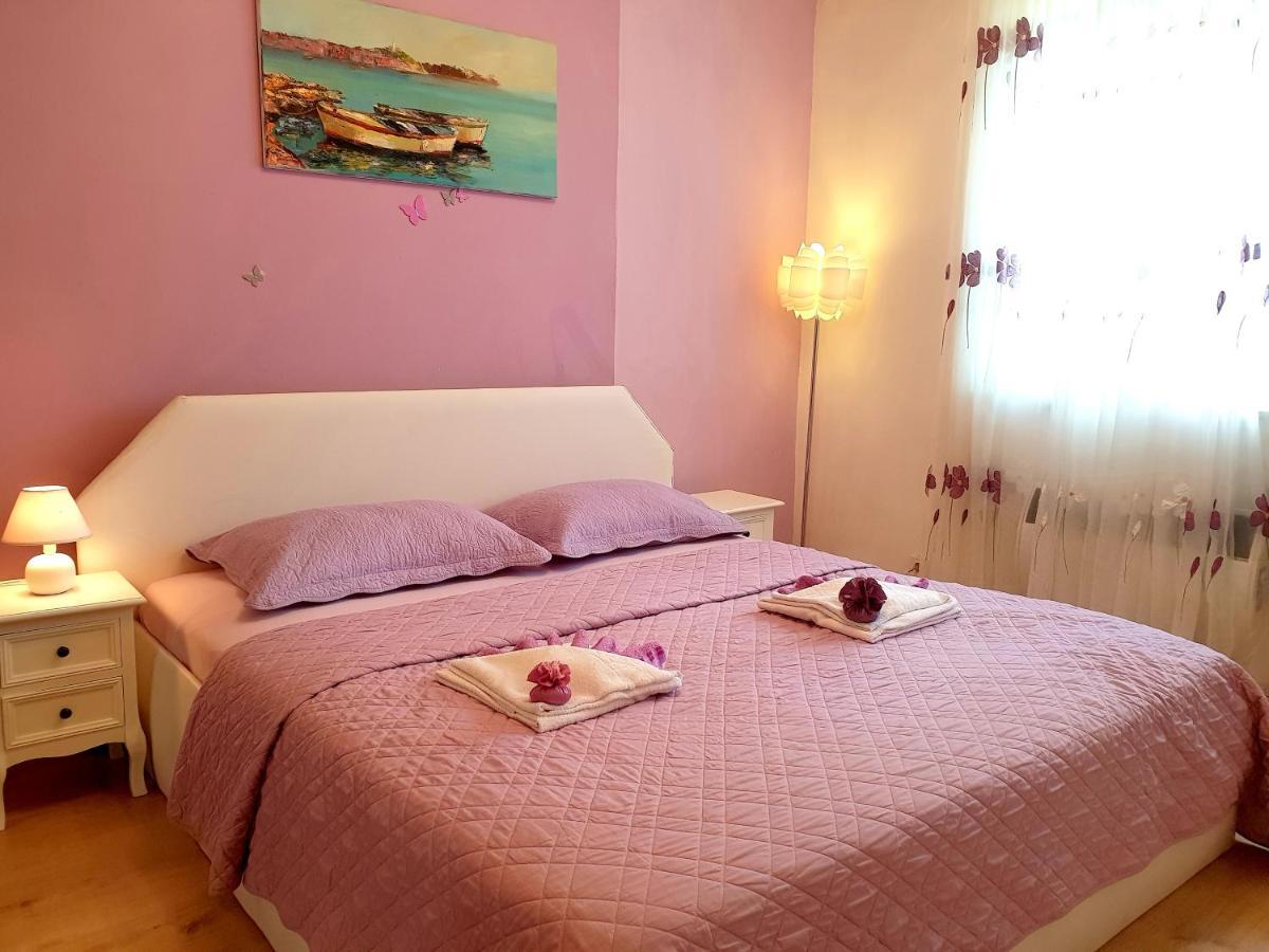 Lav Lägenhet Rovinj Exteriör bild