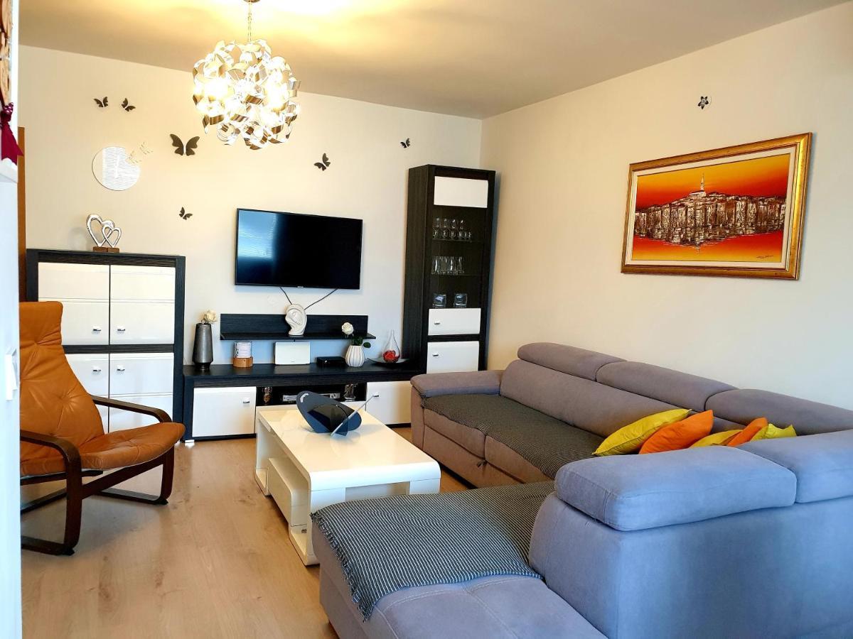 Lav Lägenhet Rovinj Exteriör bild